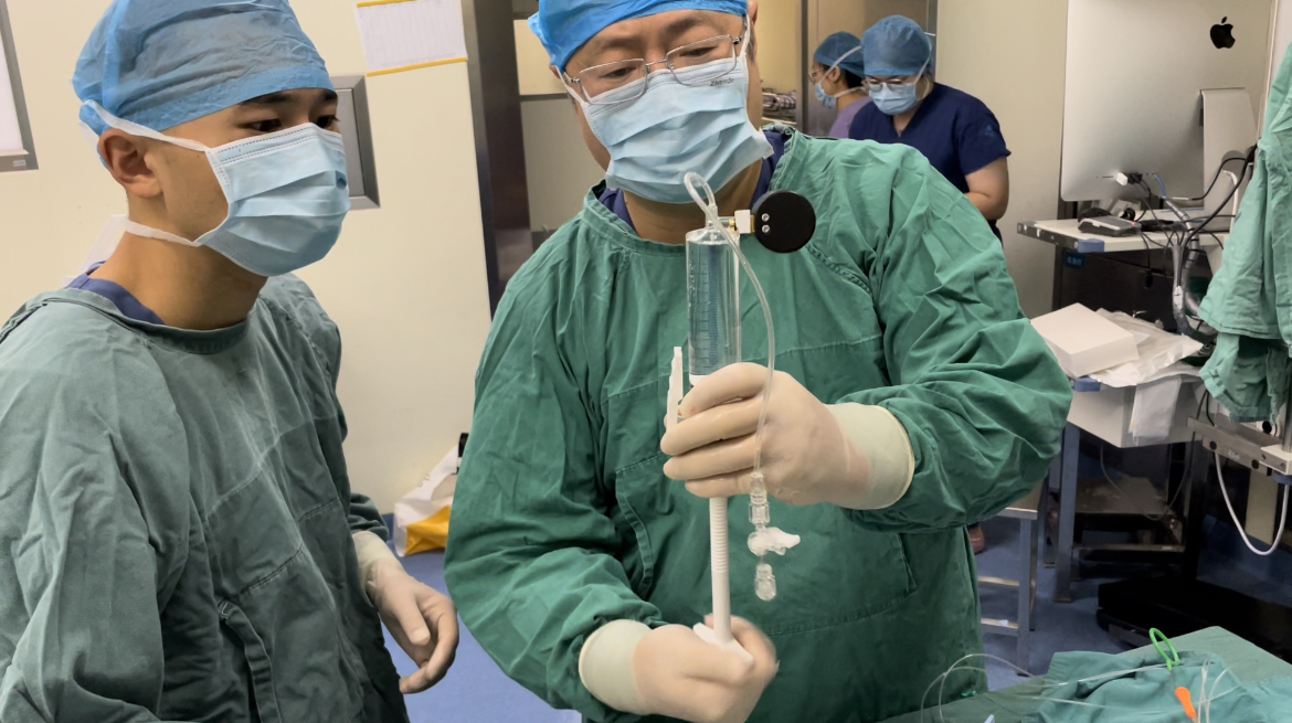 我院泌尿外科与上海交大医学院附属新华医院的康健主任，成功为一名69岁的前列腺增生患者实施了首例经尿道前列腺球囊扩张术。.png
