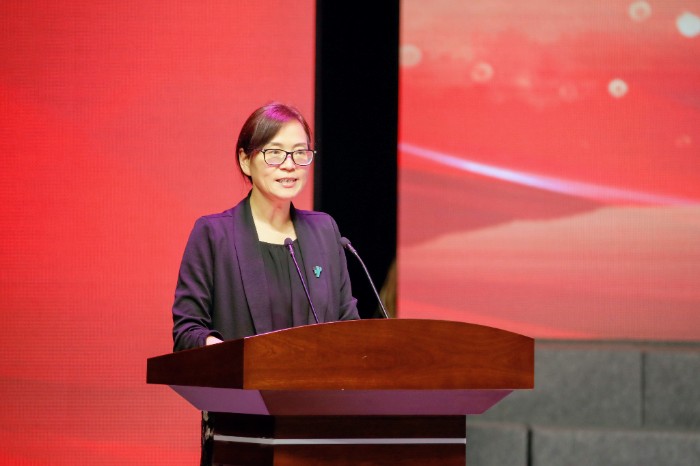 院长杨向红作医院工作汇报及表态发言.jpg