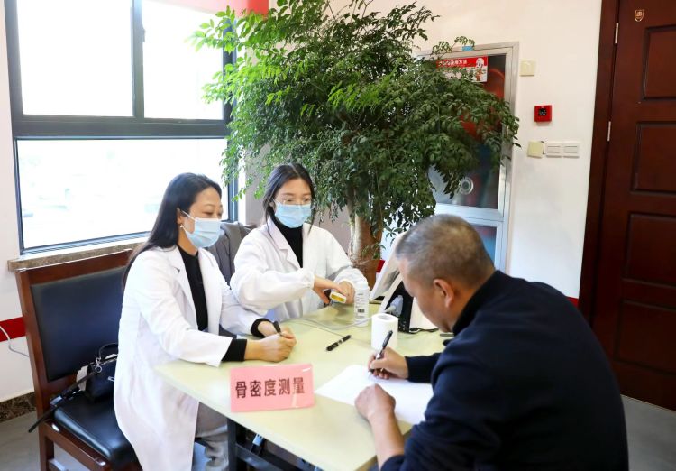 简篇-“蓝白”联合  护卫健康