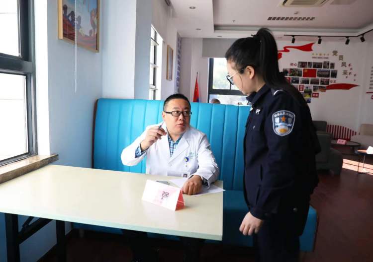 简篇-“蓝白”联合  护卫健康
