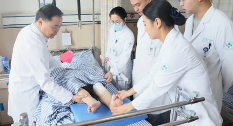 七旬婆婆喝“土草药”缓解关节疼痛，把肝喝出问题了